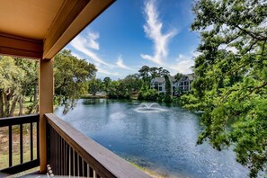 Property grounds - Beach Condo w/ Pool, Tennis & Lake Views (Hilton Head Island)