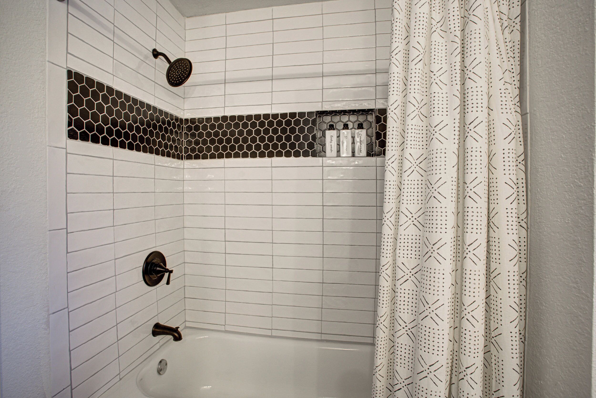 Douche, sèche-cheveux, serviettes fournies, savon