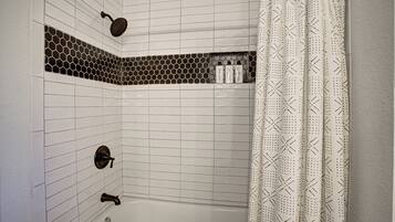 Douche, sèche-cheveux, serviettes fournies, savon