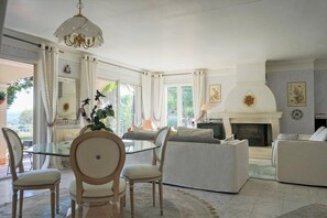 Interior - Villa Des Vignes by Villa Plus (La Motte)