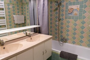 Hair dryer, towels - Villa Des Vignes by Villa Plus (La Motte)