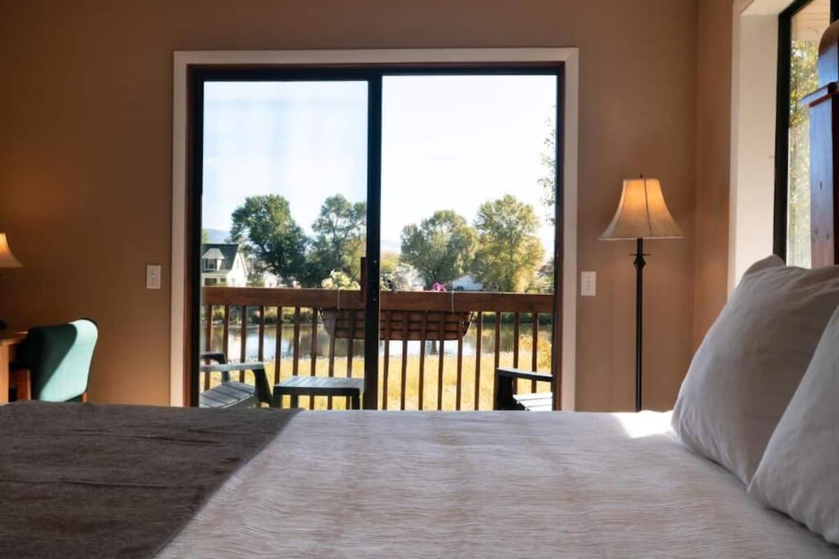 Habitación Signature, balcón, vistas al río | Espacio para trabajar con un portátil y tabla de planchar con plancha