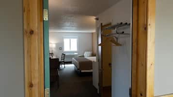 Deluxe Room, 1 King Bed, Roll-in Shower | Interior