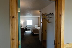 Deluxe Room, 1 King Bed, Roll-in Shower | Interior - The Riviera Motor Lodge (Saratoga)