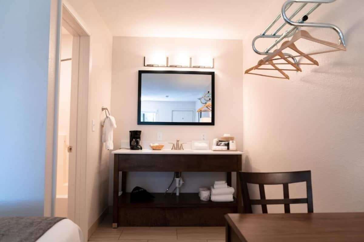 Habitación Deluxe, 1 cama de matrimonio grande | Espacio para trabajar con un portátil y tabla de planchar con plancha