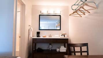Deluxe Room, 1 King Bed | Laptop workspace, iron/ironing board, free WiFi, bed sheets