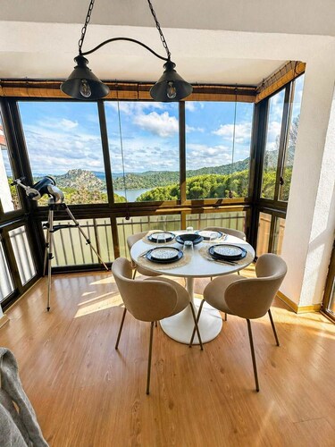 Apartment with amazing views to San Juan Lake