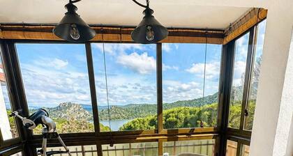 Apartment with amazing views to San Juan Lake