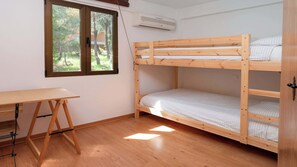 2 bedrooms, desk, iron/ironing board, WiFi