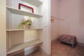 Deluxe Double Room, City View | Interior