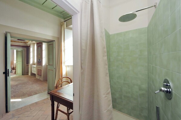 Chambre Deluxe double, vue sur la ville | Salle de bain | Articles de toilette (gratuits), séchoir à cheveux, savon, shampooing