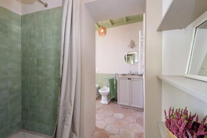Deluxe-dobbeltværelse - byudsigt | Badeværelse | Gratis toiletartikler, hårtørrer, Sæbe, Shampoo