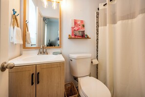 Bathroom - Entire Duplex w/ 2 Private 1BR Apartments and Big Yard - 8min to Beach (Hollywood)