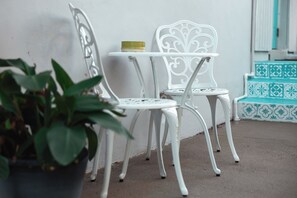 Outdoor dining - Entire Duplex w/ 2 Private 1BR Apartments and Big Yard - 8min to Beach (Hollywood)