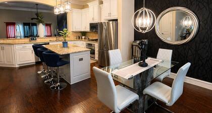 3 Level Stylish Townhome, Sleeps 8, Great Location