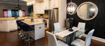 3 Level Stylish Townhome, Sleeps 8, Great Location