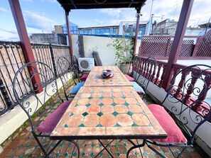 Outdoor dining - Riad 4 Suites • Wi-Fi & AC W/Panoramic Medina View (Fès)