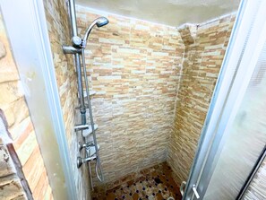 Shower, hair dryer, towels, soap - Riad 4 Suites • Wi-Fi & AC W/Panoramic Medina View (Fès)