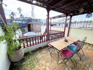 Outdoor dining - Riad 4 Suites • Wi-Fi & AC W/Panoramic Medina View (Fès)