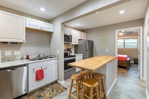 Fridge, microwave, oven, stovetop - Lakefront Escape~Dock Access~Patio~Lake LBJ (Kingsland)