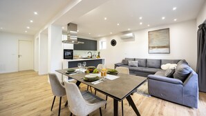 Eine moderne Wohnung mit Essbereich, Küche und Wohnraum.