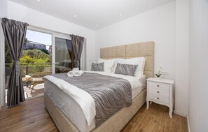 5 bedrooms, iron/ironing board, travel cot, free WiFi - Pet friendly home in Split (Split)