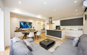 A modern living room with a sofa set, a coffee table, and a TV. - Pet friendly home in Split (Split)
