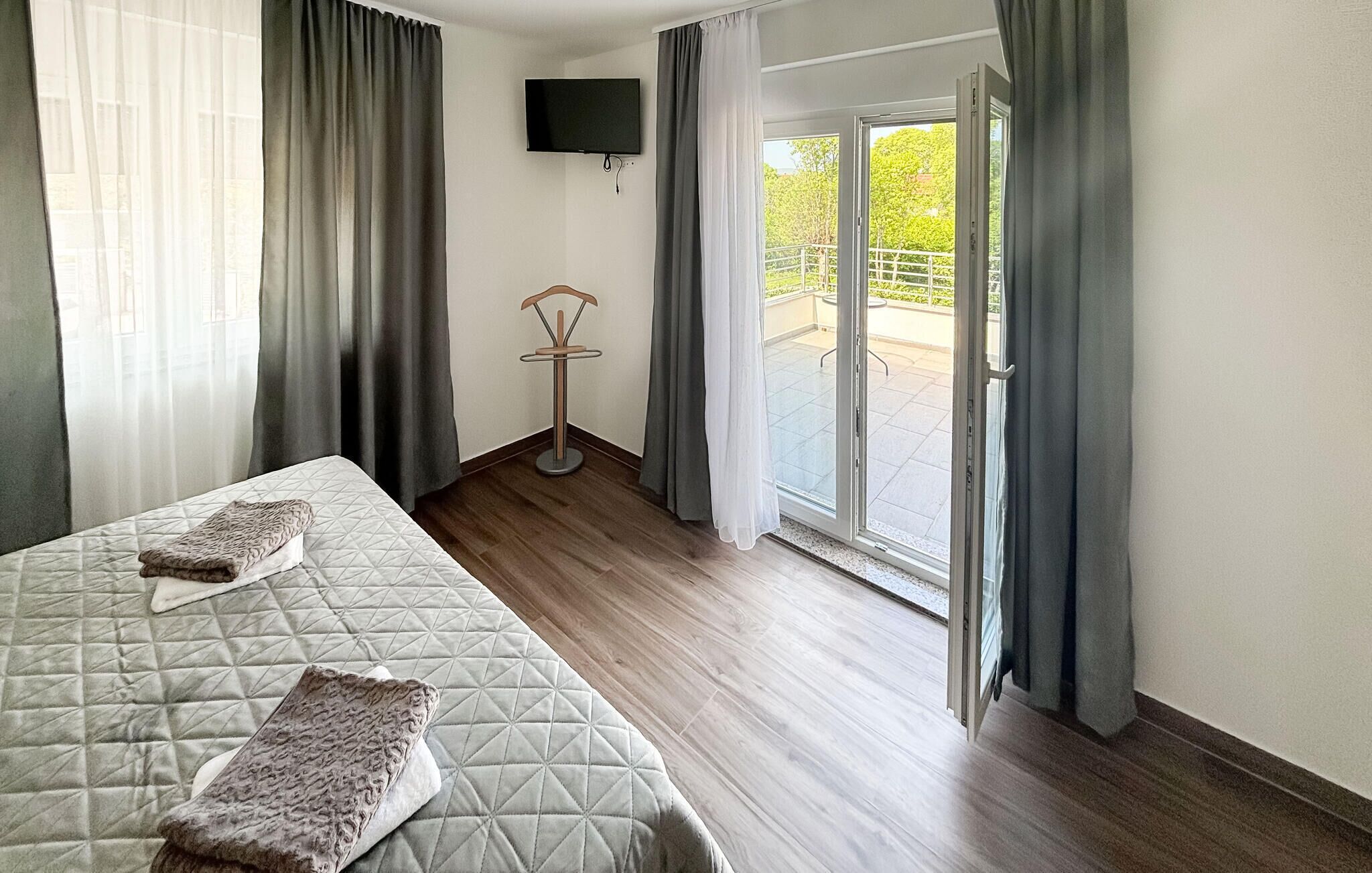 3 habitaciones, tabla de planchar con plancha y cuna de viaje 
