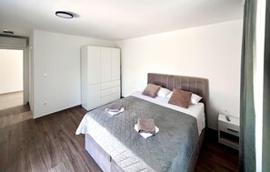 3 bedrooms, iron/ironing board, travel cot, free WiFi - Stunning home in Donji Prolozac (Donji Prolozac)
