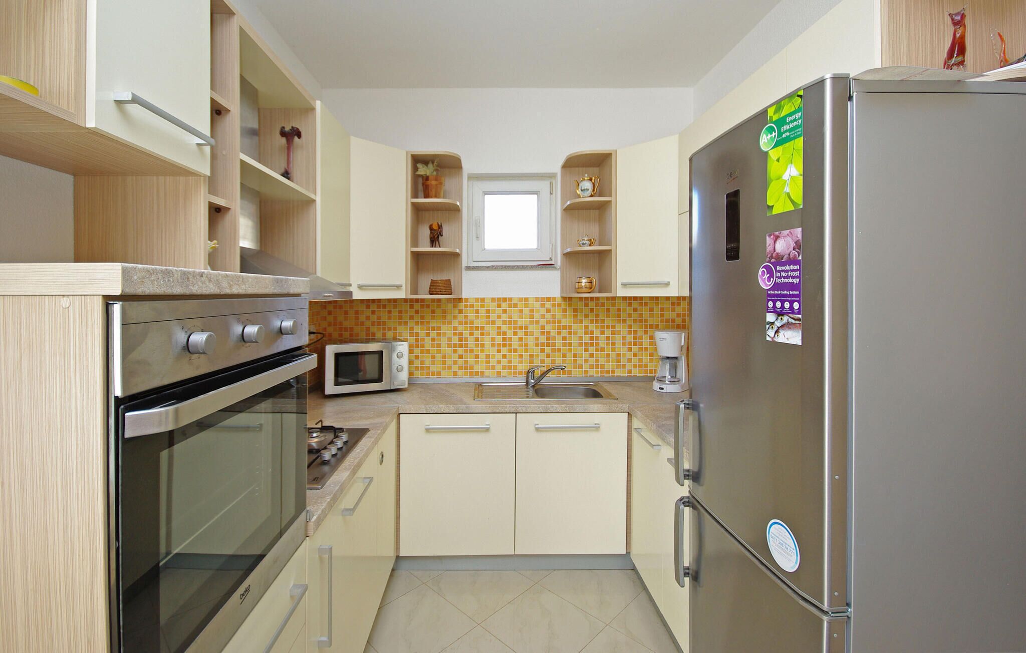 Frigorifero, microonde, forno, piano cottura