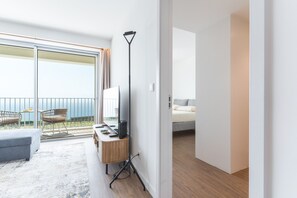 1 bedroom, iron/ironing board, travel cot, free WiFi - Infinity Blue by Atlantic Holiday (Câmara de Lobos)