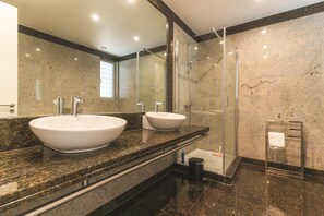 Shower, hair dryer, towels, toilet paper - La Belle Vie by Atlantic Holiday (Funchal)