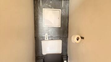 Serviettes fournies, papier toilette