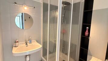 Serviettes fournies, papier toilette