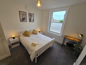 1 bedroom, desk, iron/ironing board, WiFi - Bright & Stylish Flat In Streatham Greater London (London)