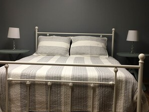 5 habitaciones, tabla de planchar con plancha, wifi y ropa de cama