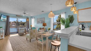 Una cocina moderna con comedor, ventanas amplias y vistas al exterior.
