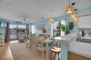 Una cocina moderna con comedor, ventanas amplias y vistas al exterior.