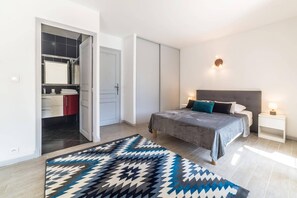 4 bedrooms, iron/ironing board, free WiFi, bed sheets - Villa Serenity by Villa Plus (Roquefort-les-Pins)