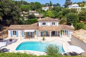 A two-story house with a swimming pool, surrounded by lush greenery and other houses. - Villa Serenity by Villa Plus (Roquefort-les-Pins)