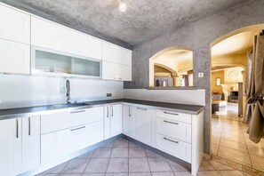 Microwave, dishwasher, coffee/tea maker - Villa Serenity by Villa Plus (Roquefort-les-Pins)