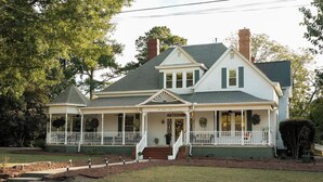 Exterior - Private Estate in Clayton for Retreats, Getaways & Special Weekends (Clayton)