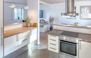 Fridge, microwave, stovetop, dishwasher - Beautiful home in Juelsminde with WiFi (Juelsminde)
