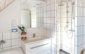 Shower - Beautiful home in Juelsminde with WiFi (Juelsminde)