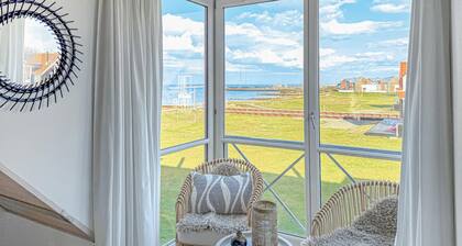 Beautiful home in Juelsminde with WiFi