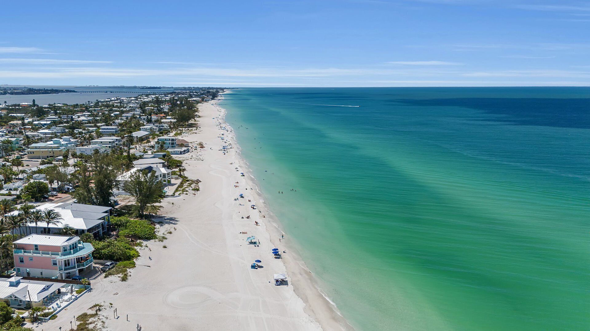 Nära stranden och solstolar