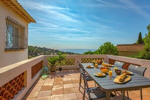 Outdoor dining - Villa Azur by Villa Plus (Sainte-Maxime)