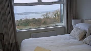 2 bedrooms, iron/ironing board, WiFi