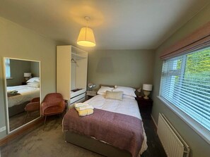 2 bedrooms, iron/ironing board, WiFi - Holywood Hideaway: 2 Bedroom Retreat (Holywood)