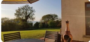 Outdoor dining - Holywood Hideaway: 2 Bedroom Retreat (Holywood)